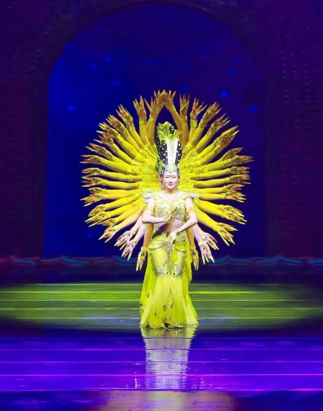 图为中国残疾人艺术团演出照片